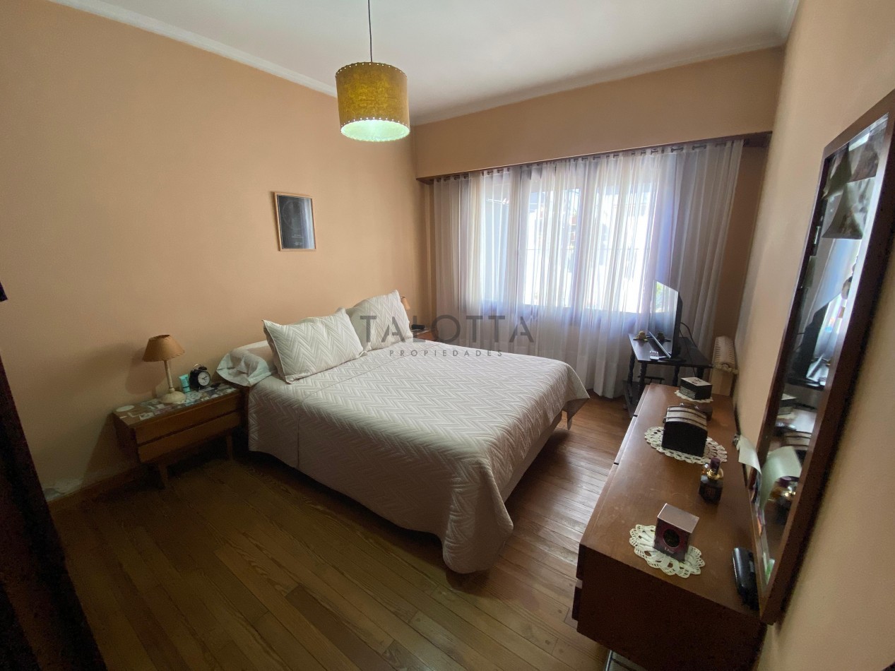 Casa 4 ambientes reciclada con quincho + Galpon y departamento 