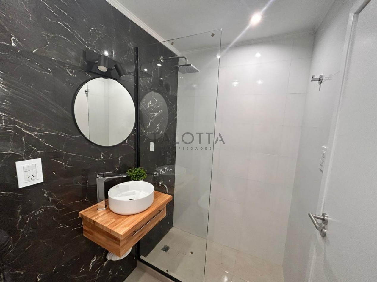 Monoambiente al frente con balcon vista lateral al mar reciclado