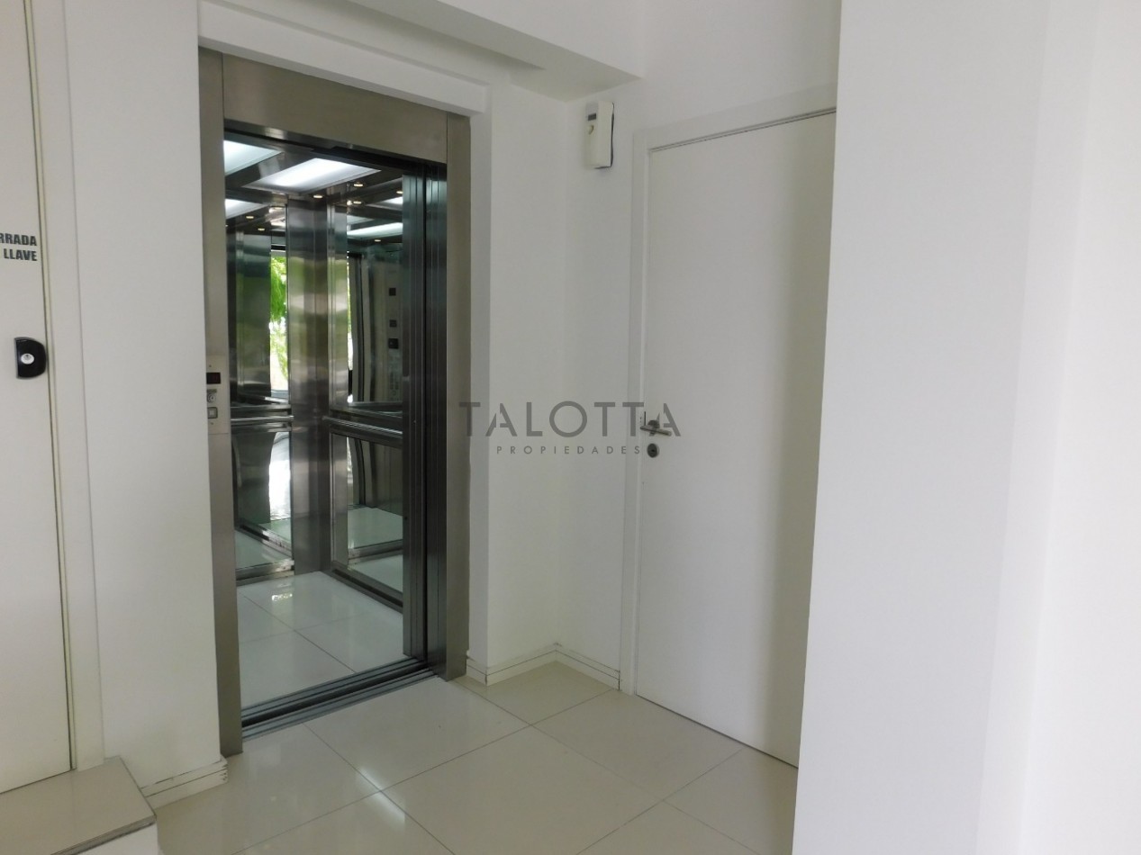 Semi piso de 2 ambientes con balcon al frente y  cochera descubierta 