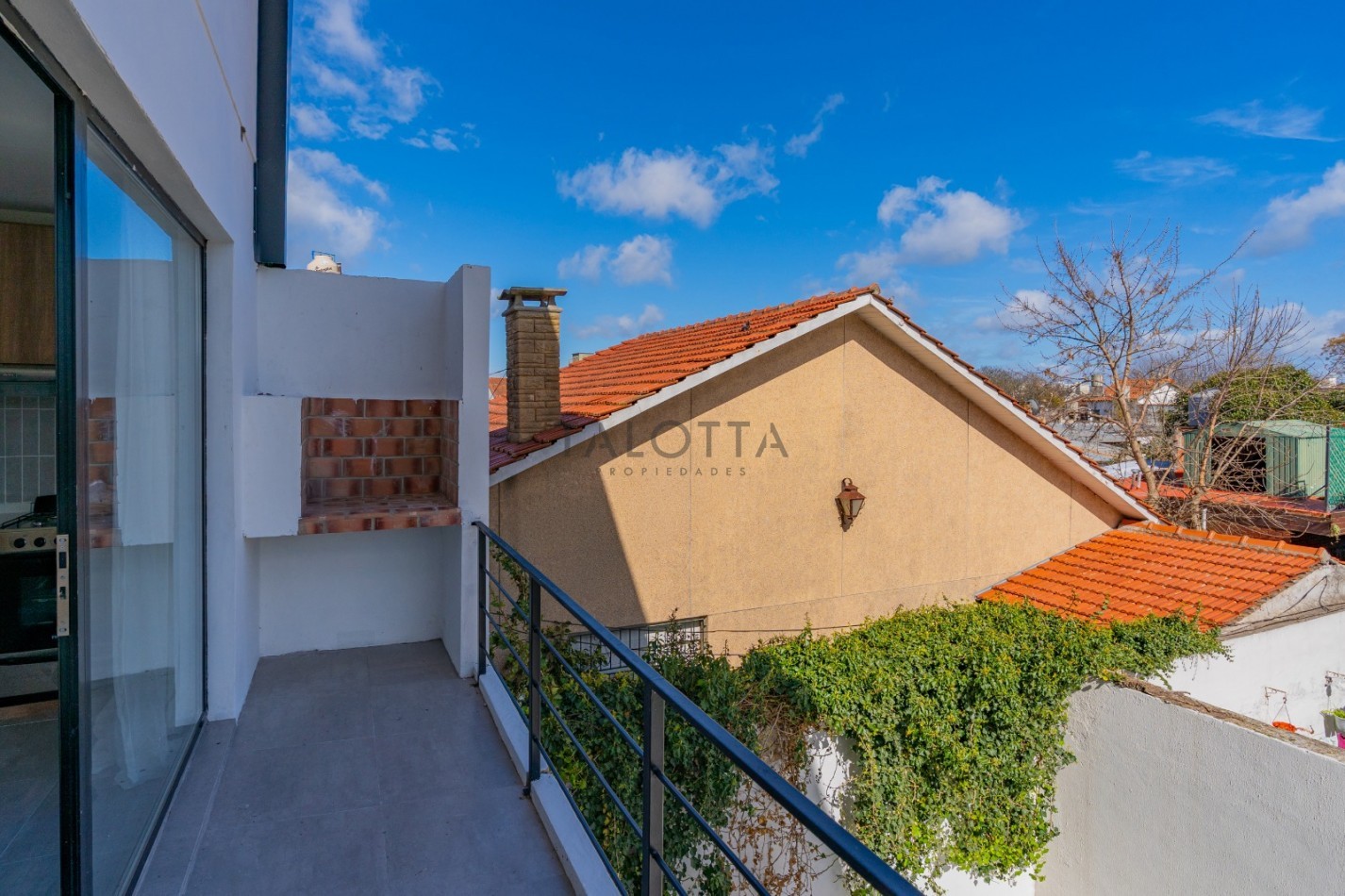 Ph 3 ambientes al frente con balcon al frente con parrilla y cochera a estrenar 