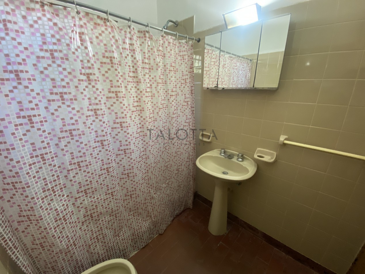 Casa 3 ambientes con parque 