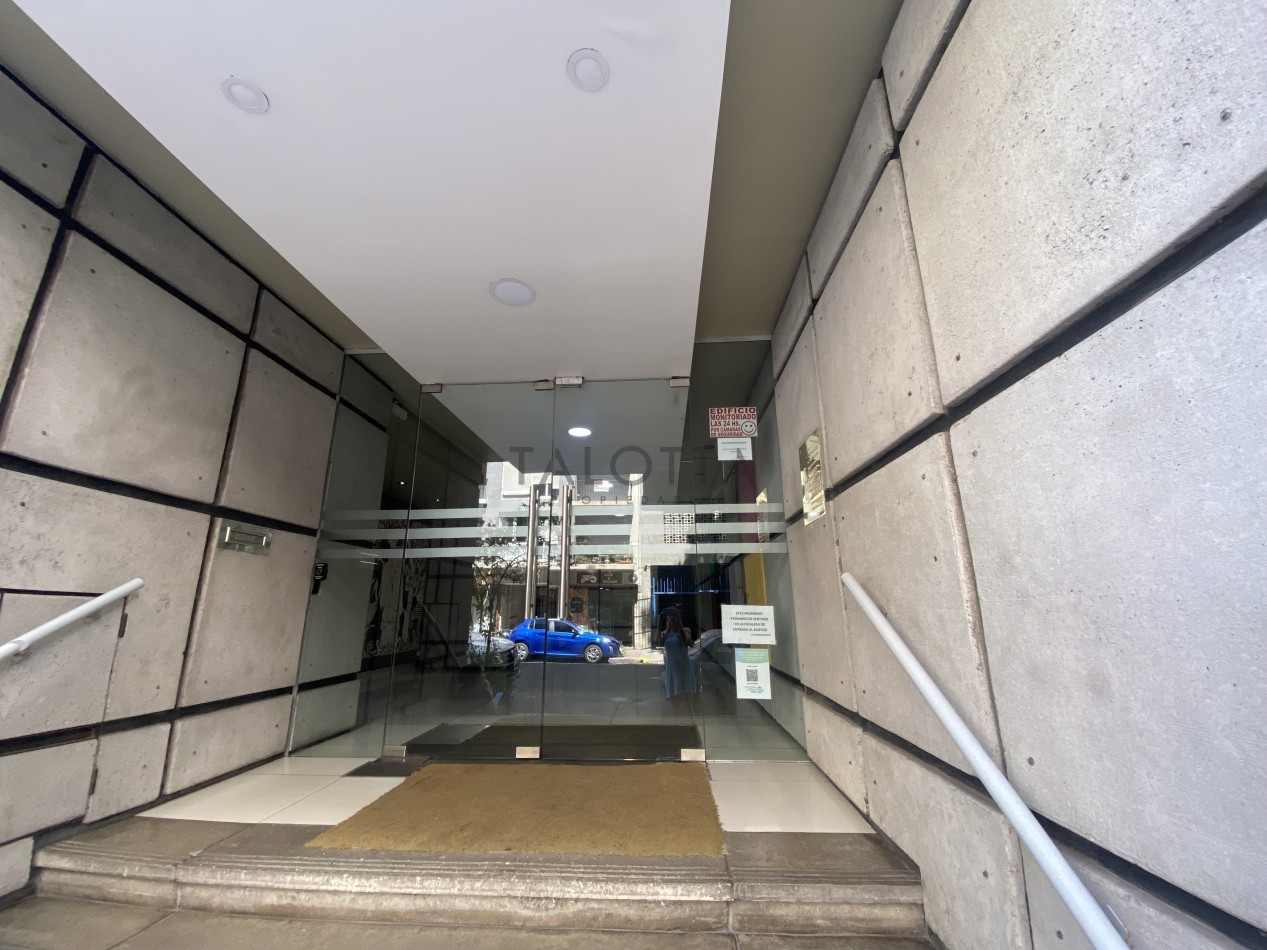 Departamento 2 ambientes con dependencia al frente con balcon frances 