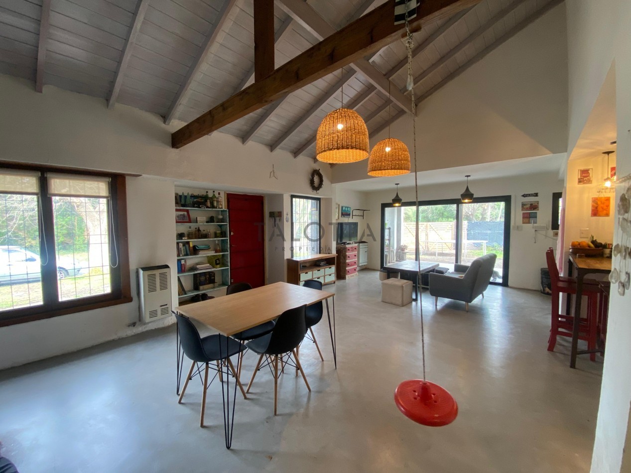 Casa 4 ambientes con parque en Alfar  