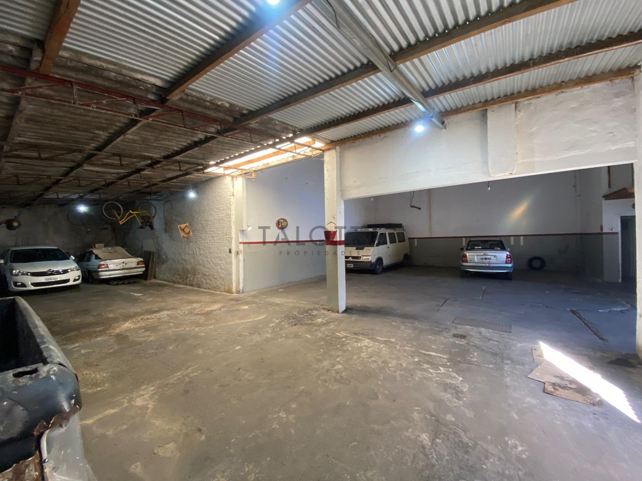 Casa 4 ambientes reciclada con quincho + Galpon y departamento 