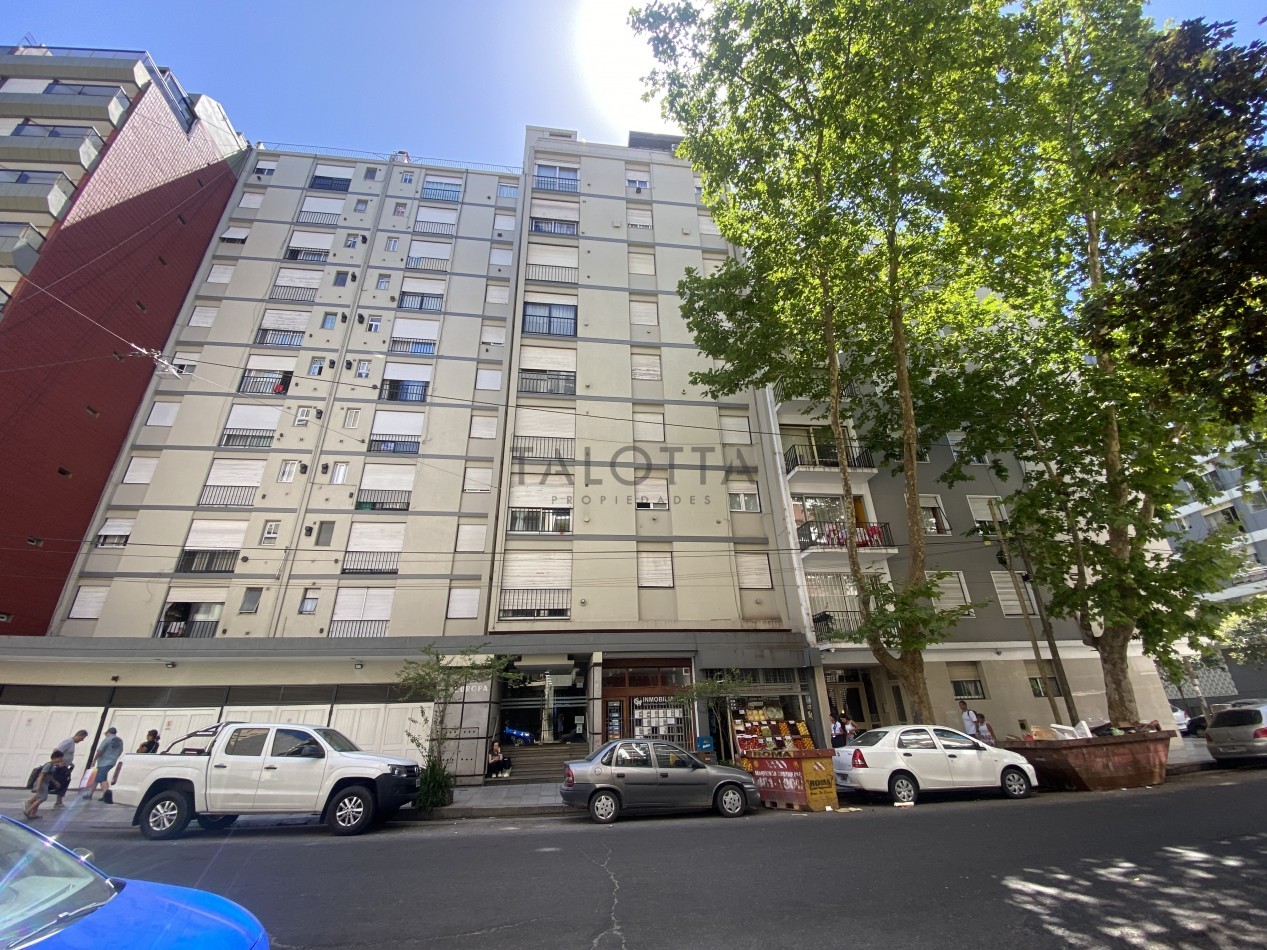 Departamento 2 ambientes con dependencia al frente con balcon frances 