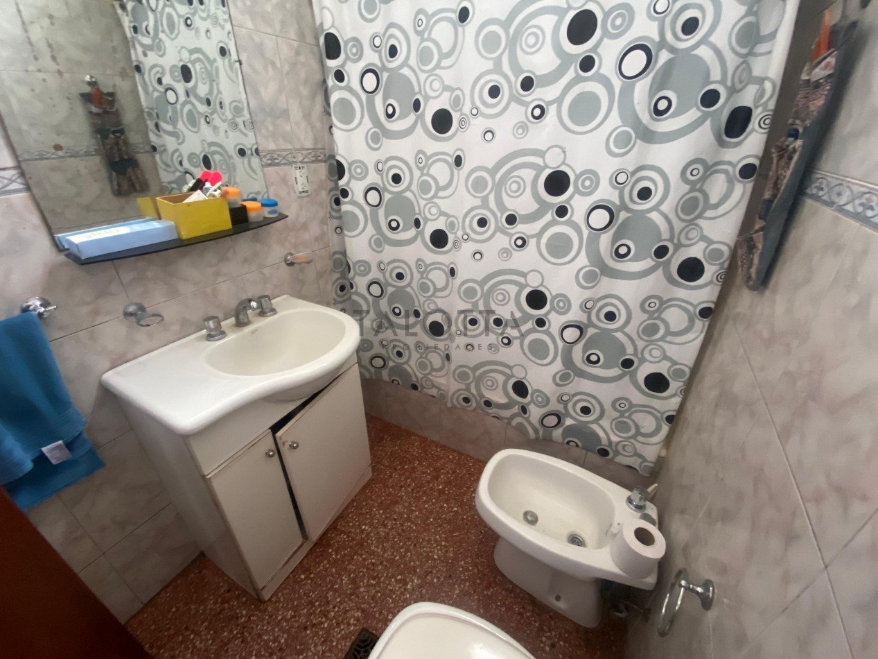 Departamento 4 ambientes al frente con balcon y terraza 