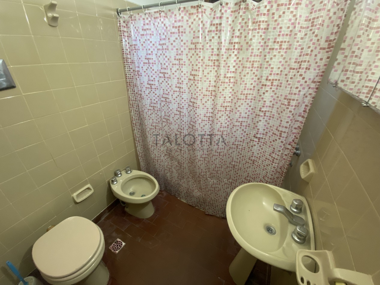 Casa 3 ambientes con parque 