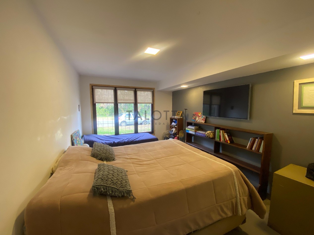 Casa 4 ambientes con parque en Alfar  