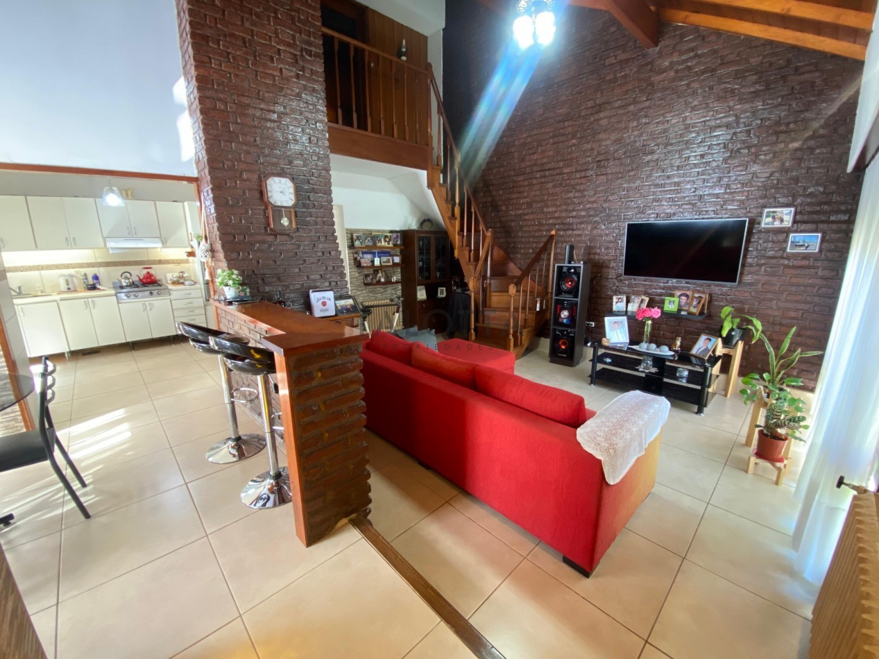 Casa 4 ambientes reciclada con quincho + Galpon y departamento 