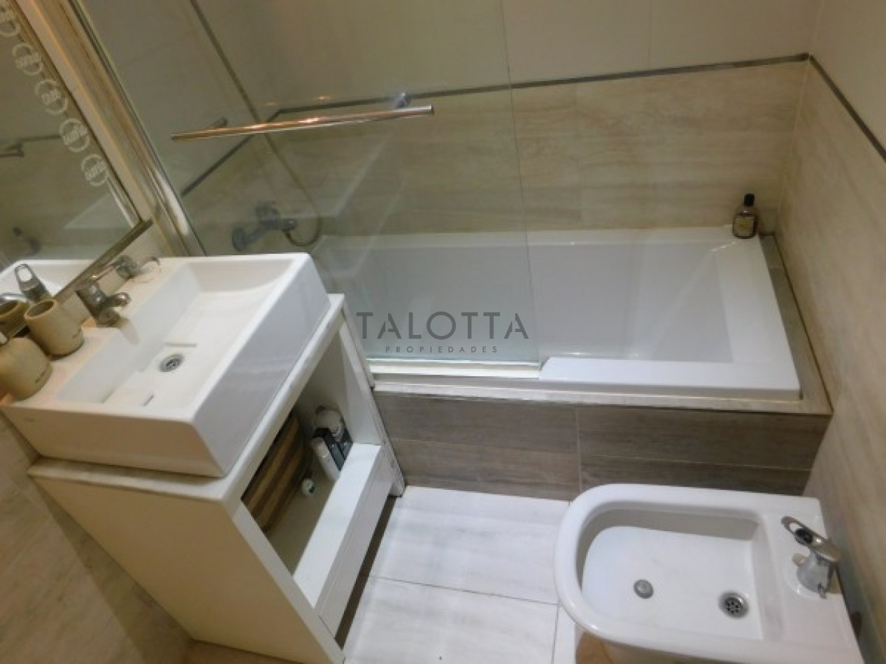Semi piso de 2 ambientes con balcon al frente y  cochera descubierta 