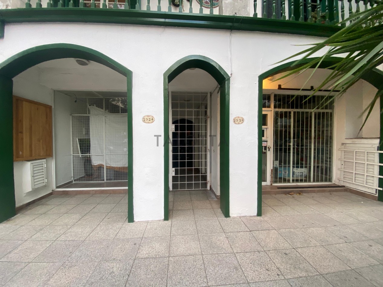 Casa 3 ambientes + locales comerciales en block 