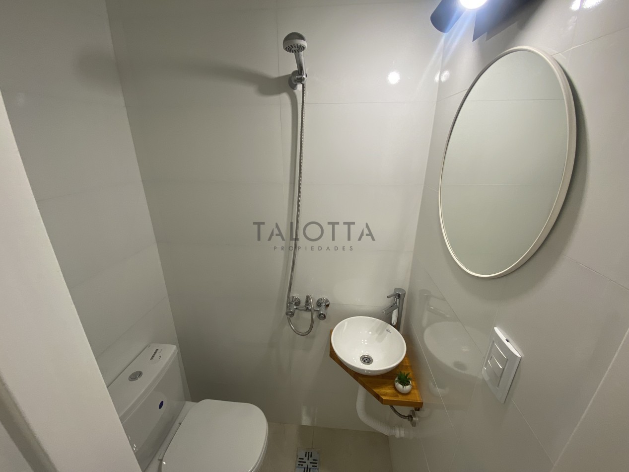 Departamento 2 ambientes con dependencia al frente con balcon frances 