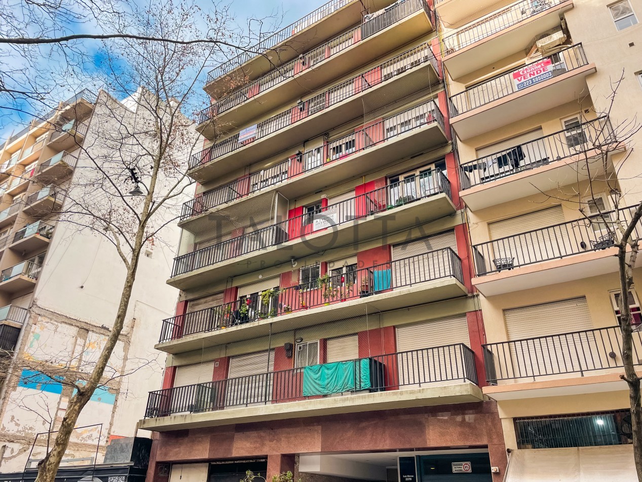 Departamento de 1 ambiente amoblado al frente con espacio de cochera 