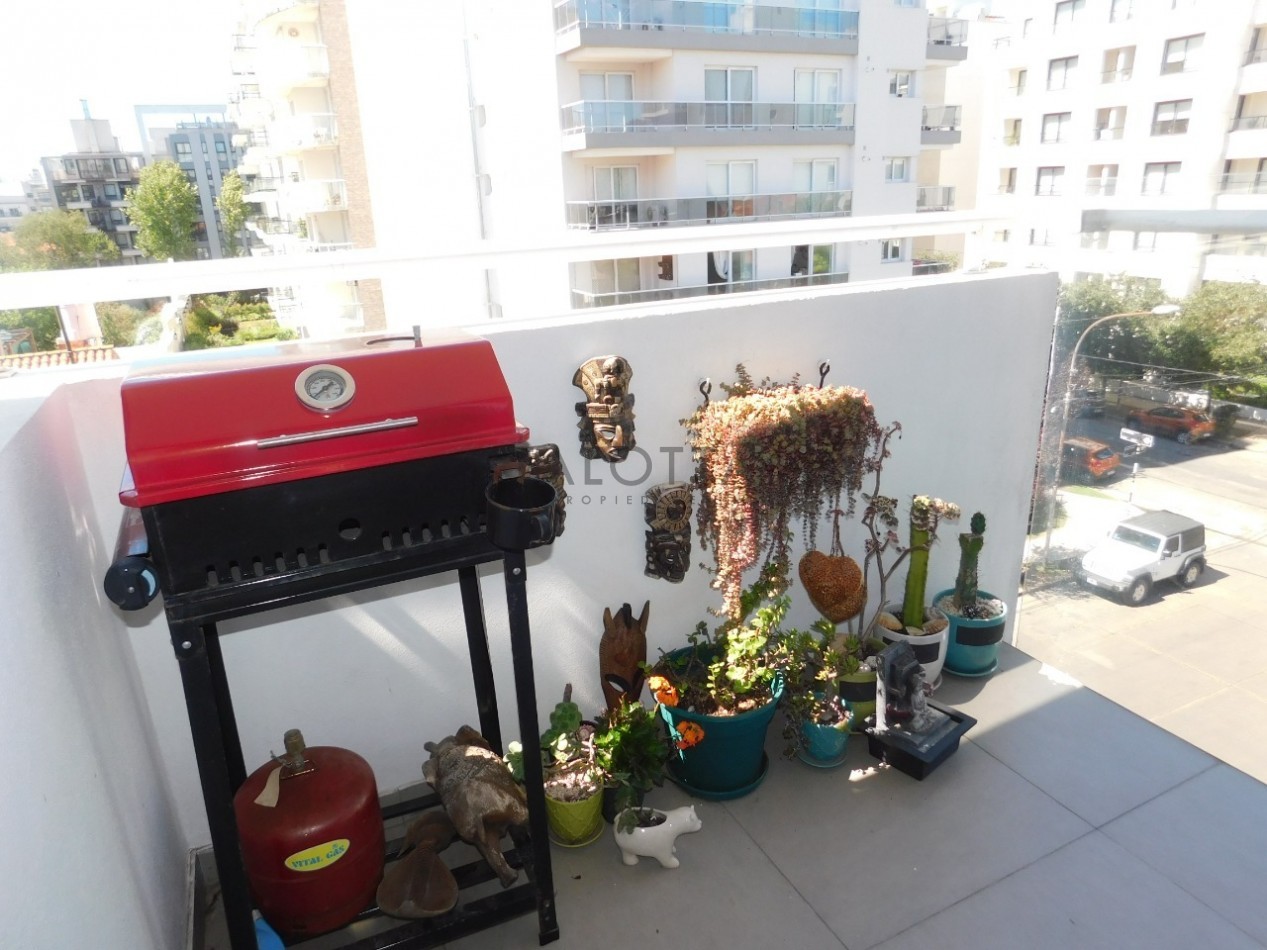 Semi piso de 2 ambientes con balcon al frente y  cochera descubierta 