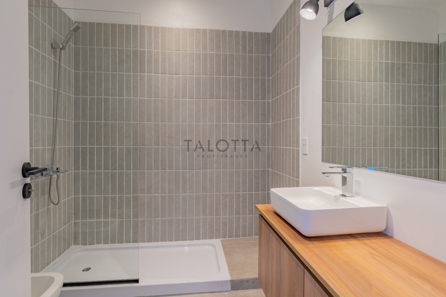 Ph 3 ambientes al frente con balcon al frente con parrilla y cochera a estrenar 