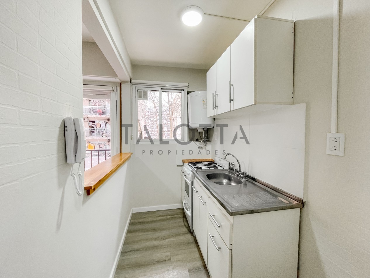 Departamento de 1 ambiente amoblado al frente con espacio de cochera 