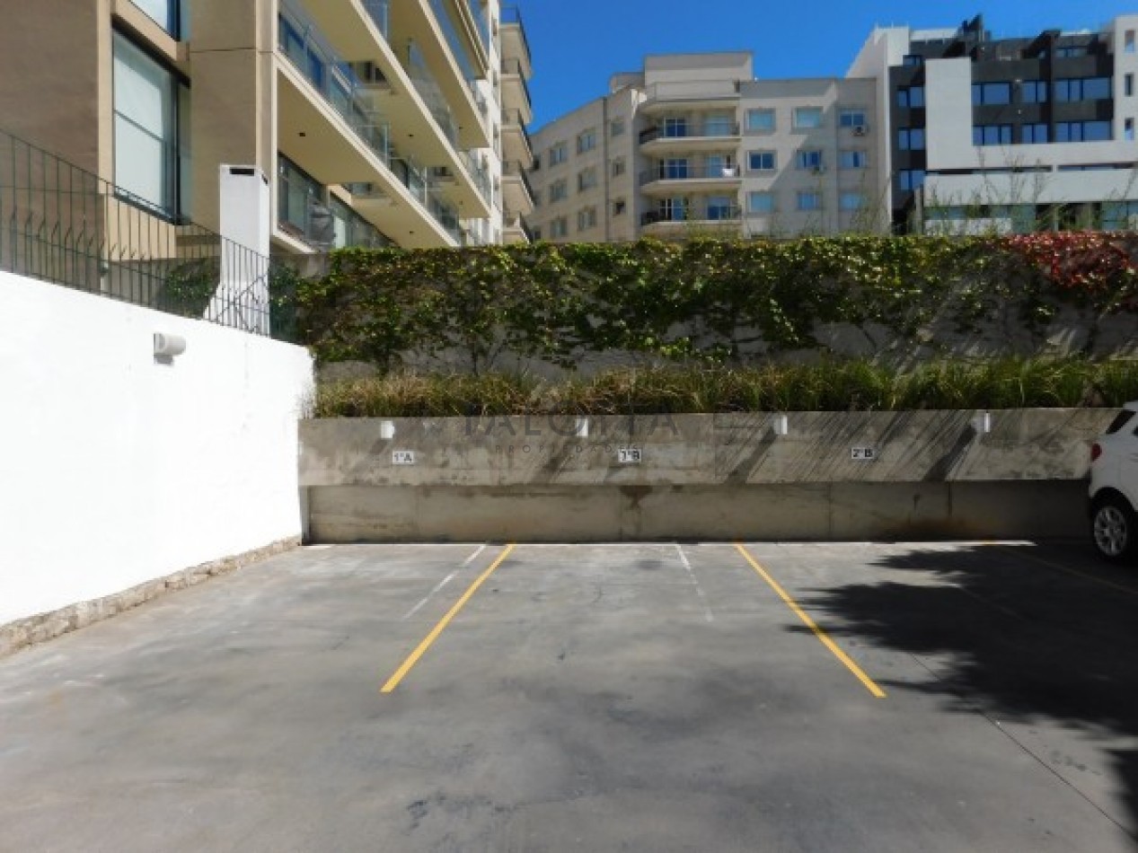 Semi piso de 2 ambientes con balcon al frente y  cochera descubierta 