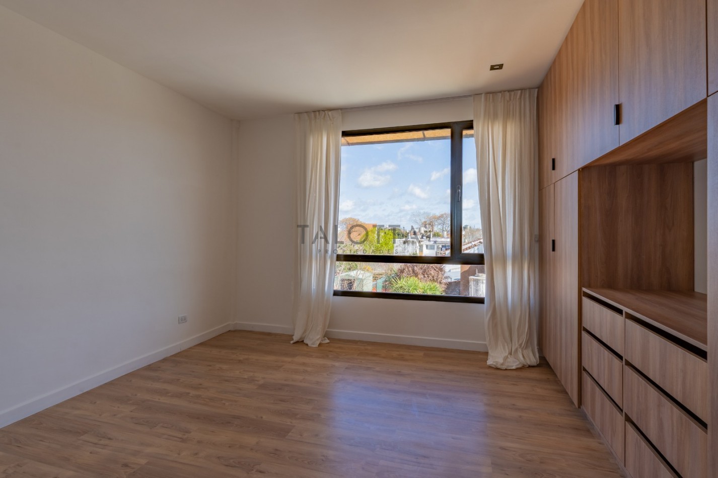 Ph 3 ambientes al frente con balcon al frente con parrilla y cochera a estrenar 