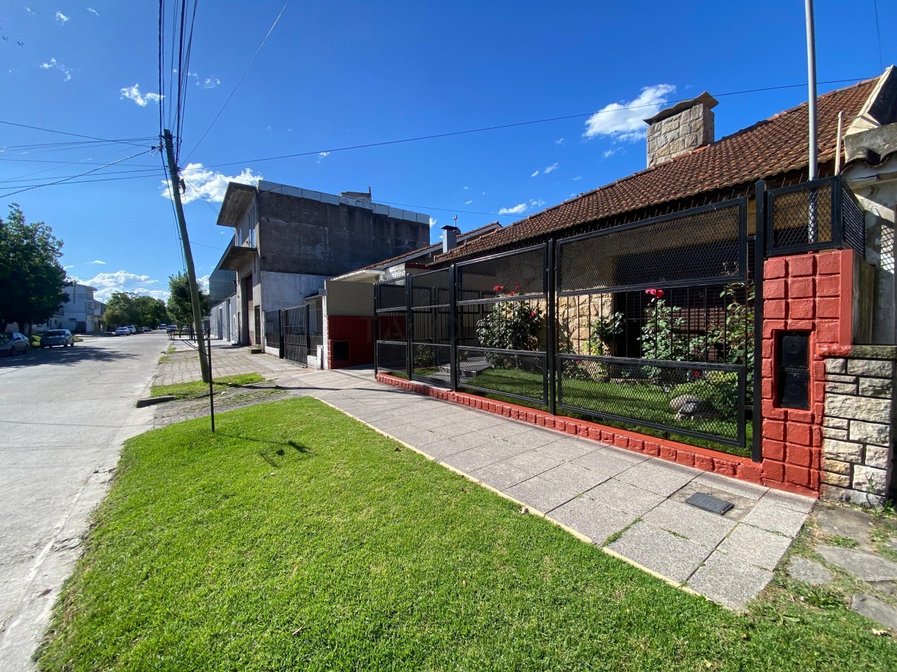 Casa 4 ambientes reciclada con quincho + Galpon y departamento 