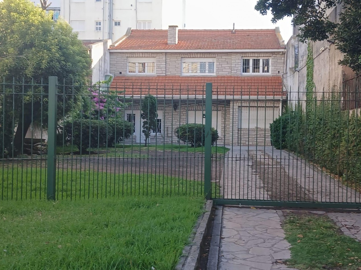 Casa 5 ambientes con gran parque barrio Santa Cecilia a una cuadra de la costa 