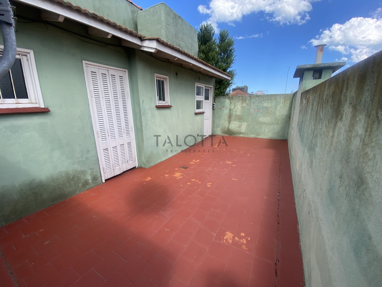 Casa 5 ambientes con gran parque barrio Santa Cecilia a una cuadra de la costa 