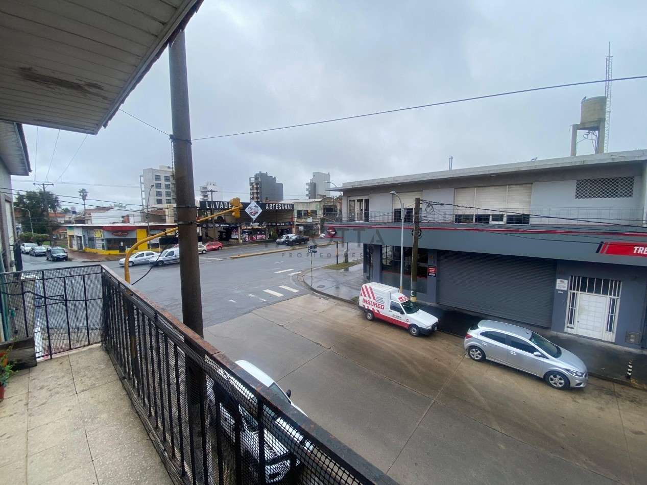 Departamento 4 ambientes al frente con balcon y terraza 