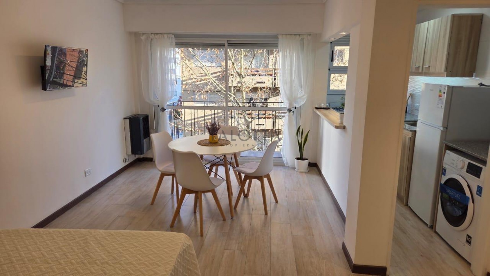 Departamento 1 ambiente al frente con balcon reciclado y amoblado