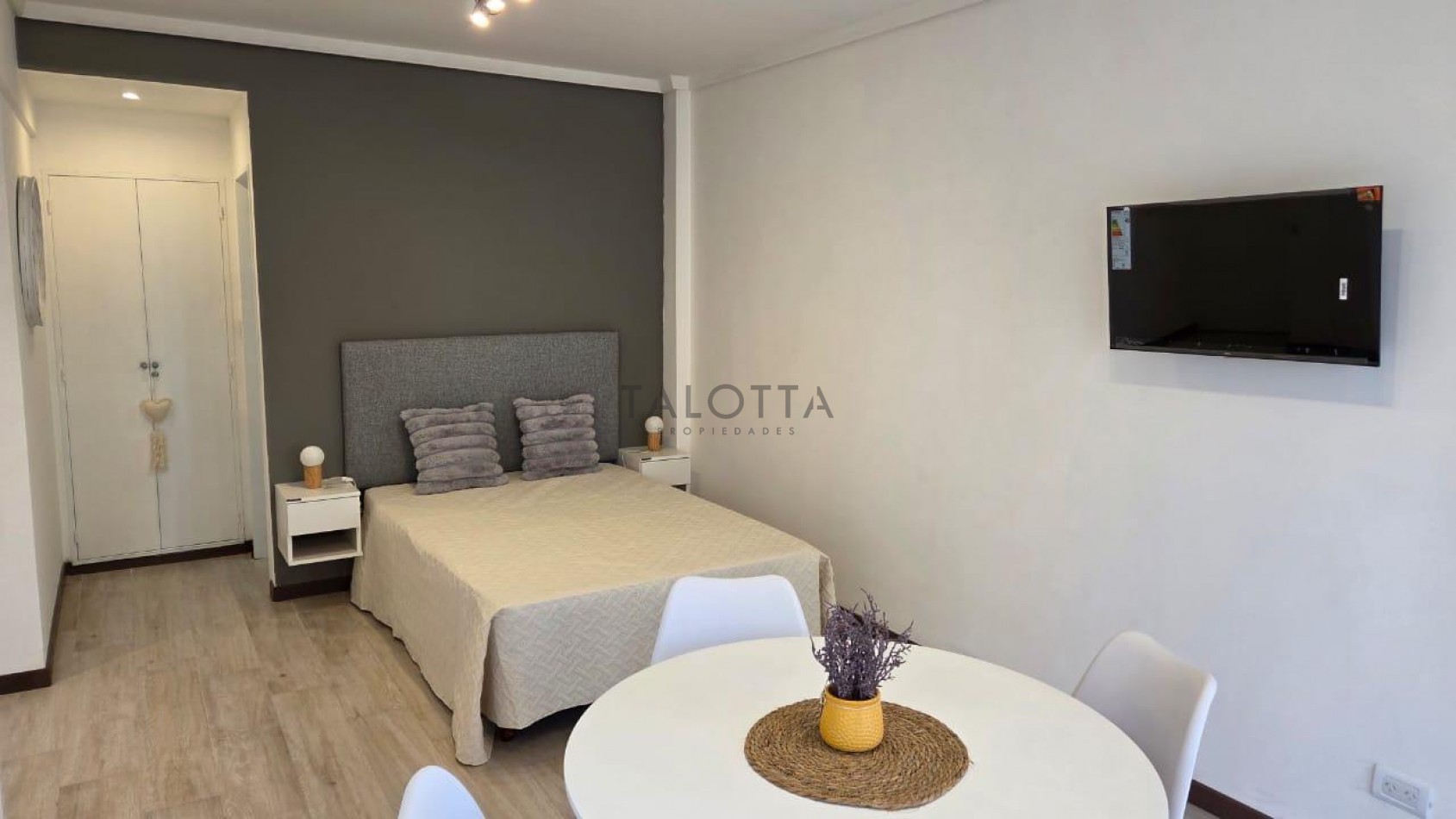Departamento 1 ambiente al frente con balcon reciclado y amoblado