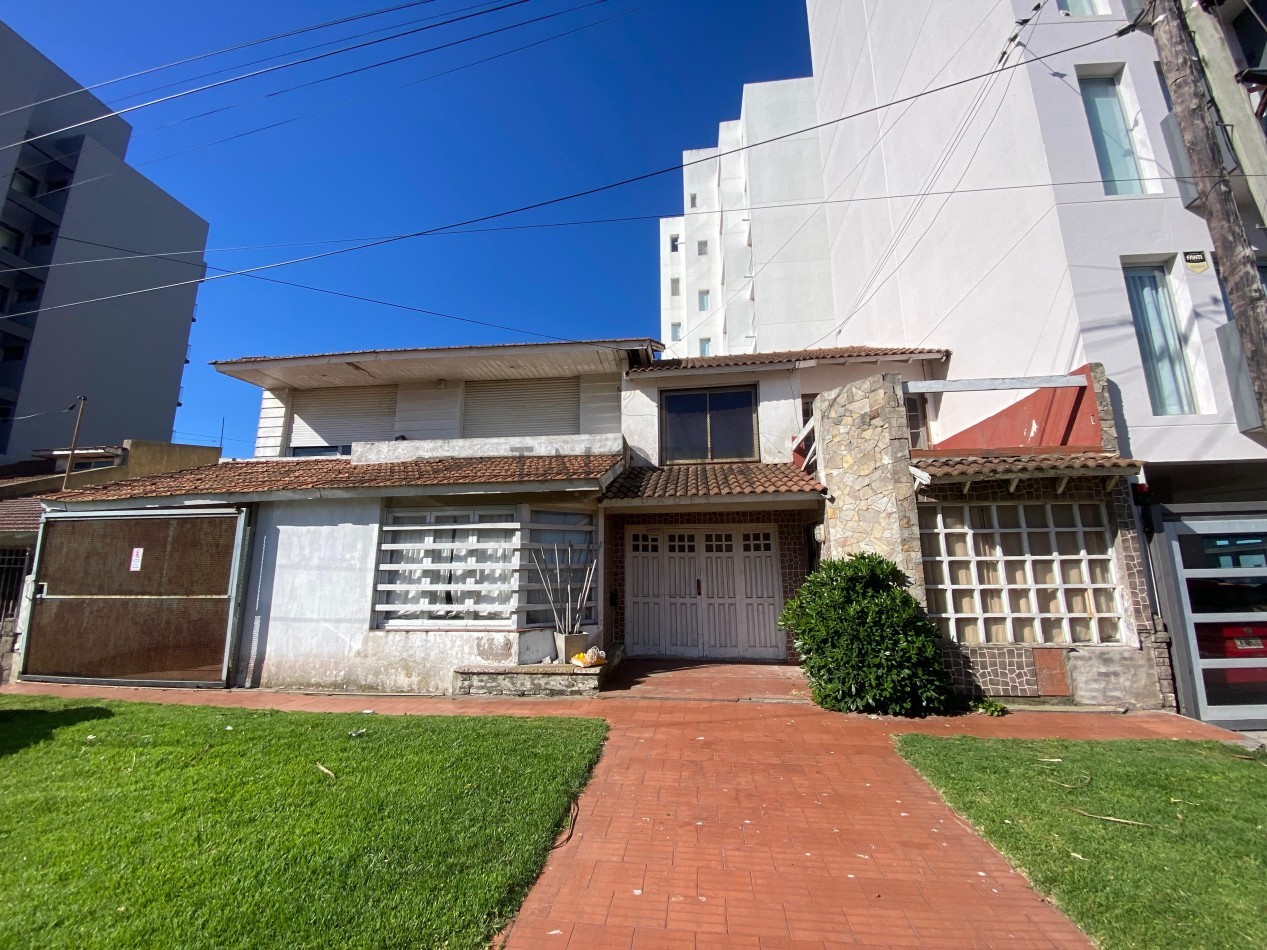 Casa 6 ambientes con patio, en block a metros de la costa  