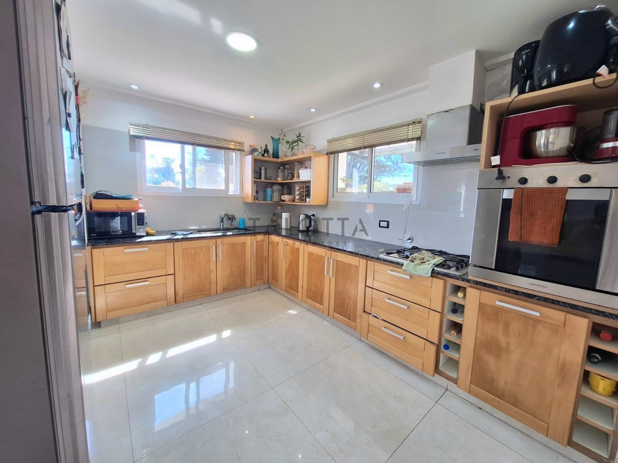 CASA 4 AMBIENTES CON PARQUE 