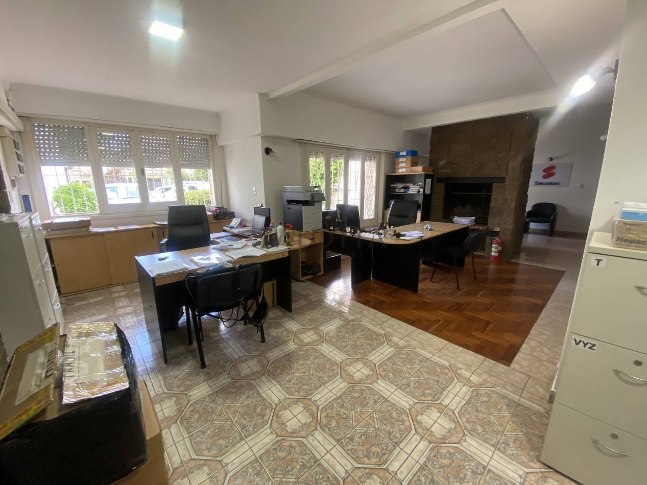 Casa 5 ambientes con gran parque barrio Santa Cecilia a una cuadra de la costa 