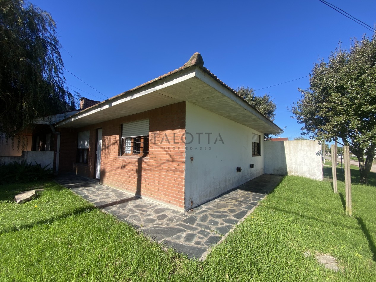 Casa 3 ambientes con parque 