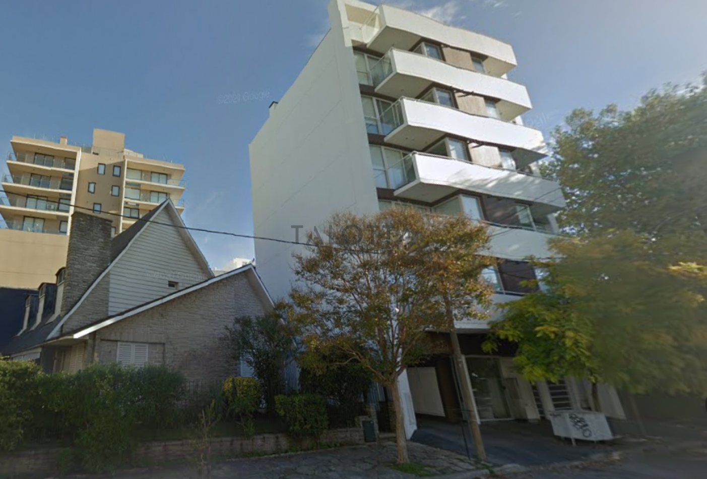 Semi piso de 2 ambientes con balcon al frente y  cochera descubierta 