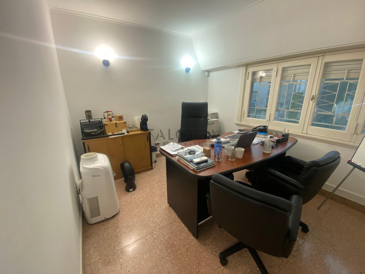 Casa 5 ambientes con gran parque barrio Santa Cecilia a una cuadra de la costa 