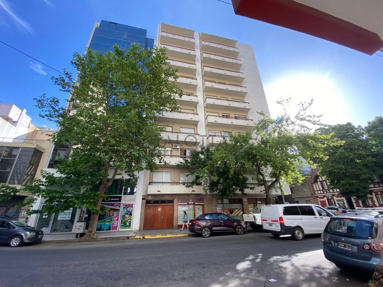 Departamento 4 Ambientes al frente con cochera y baulera Plaza Mitre 