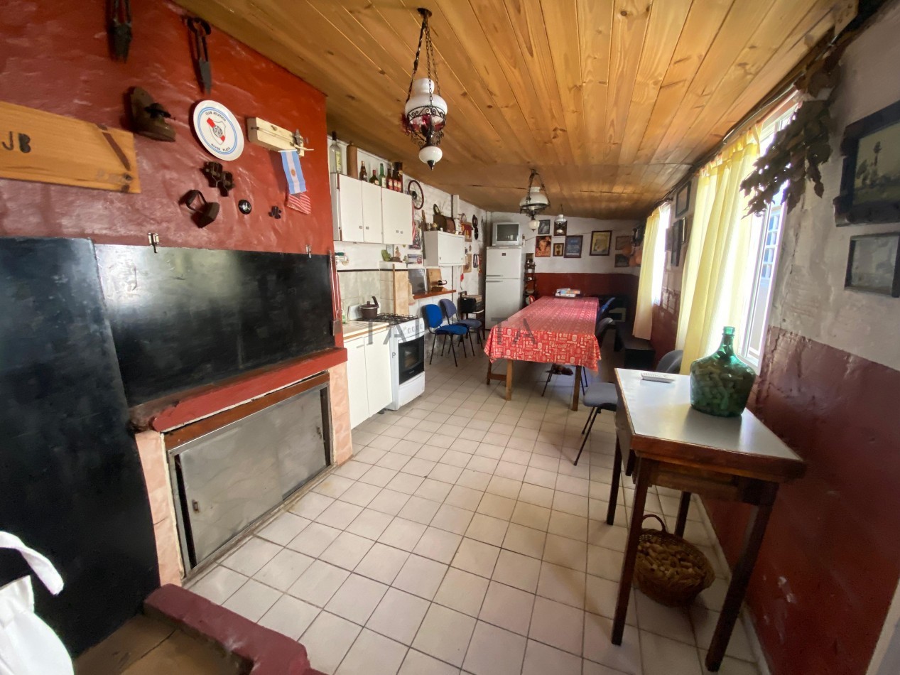 Casa 4 ambientes reciclada con quincho + Galpon y departamento 