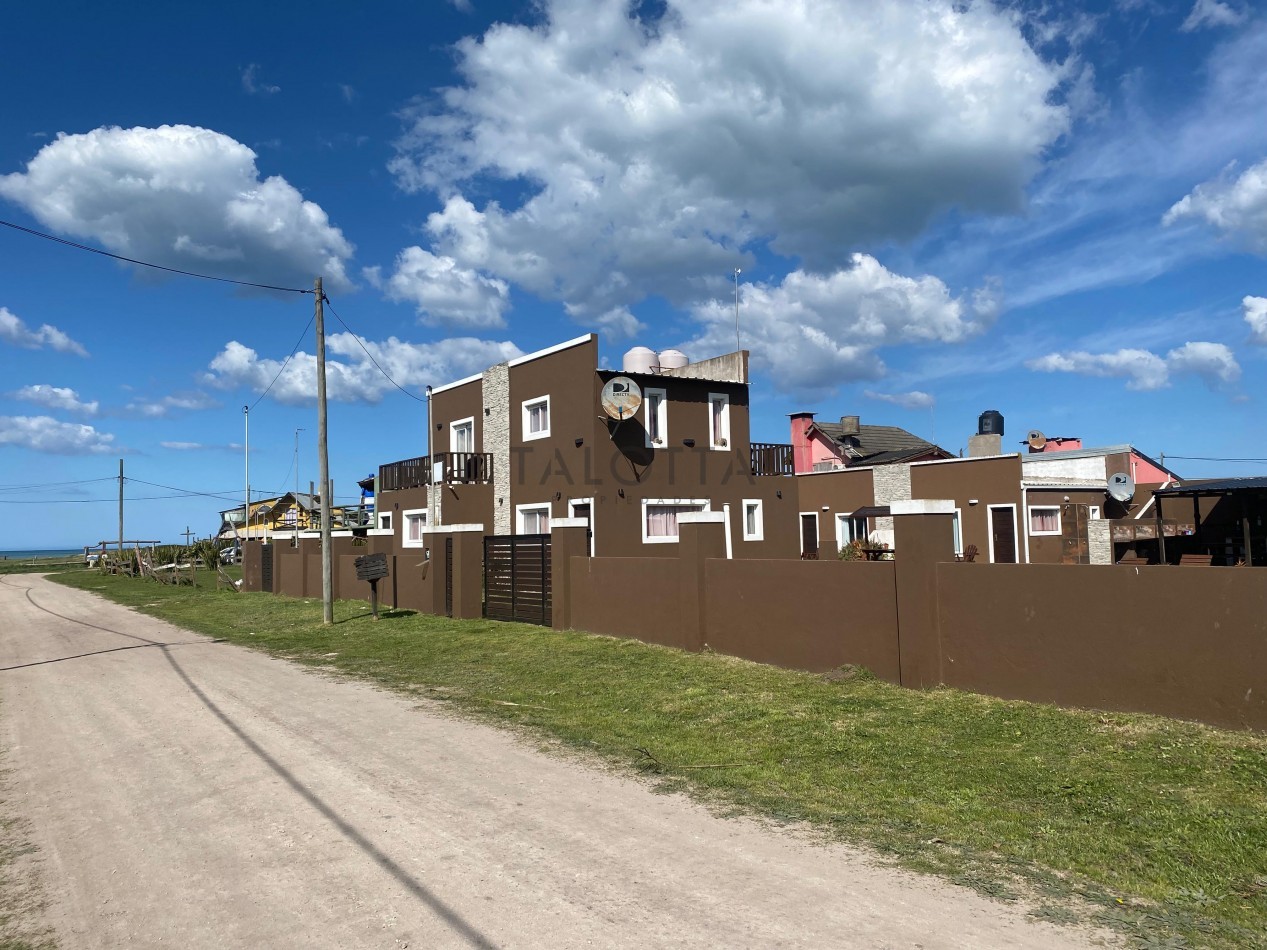 Venta de complejo de departamentos a 30 metros de la costanera 