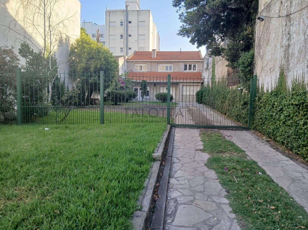 Casa 5 ambientes con gran parque barrio Santa Cecilia a una cuadra de la costa 