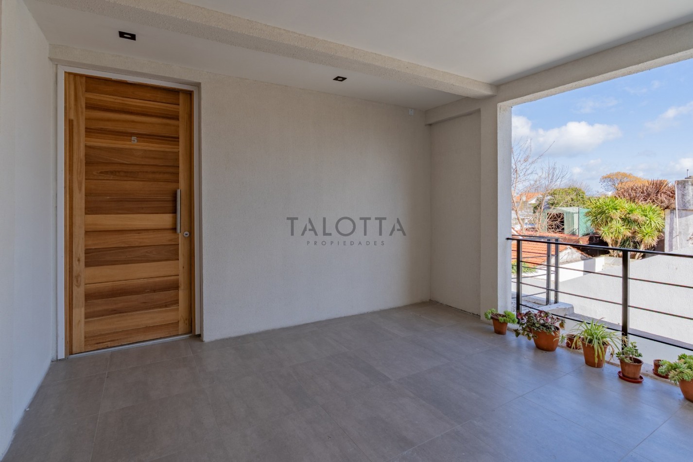 Ph 3 ambientes al frente con balcon al frente con parrilla y cochera a estrenar 