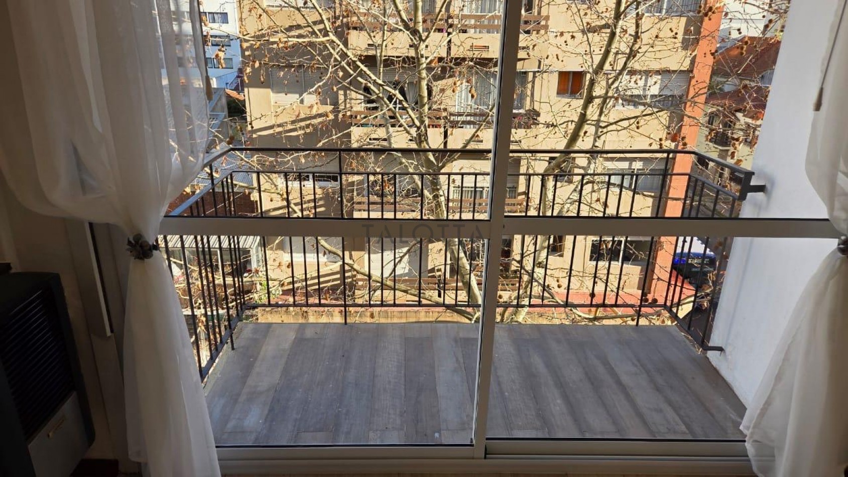 Departamento 1 ambiente al frente con balcon reciclado y amoblado