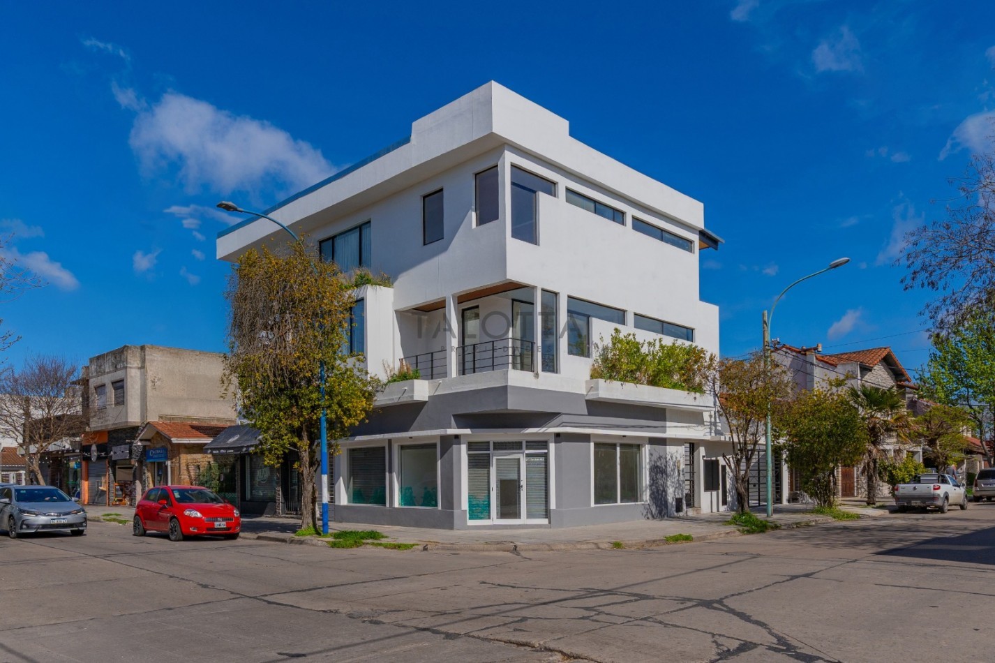 Ph 3 ambientes al frente con balcon al frente con parrilla y cochera a estrenar 