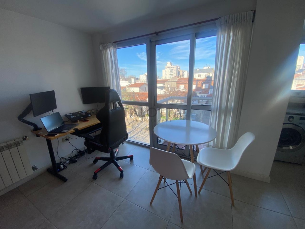 Departamento semipiso 2 ambientes al frente con balcon 