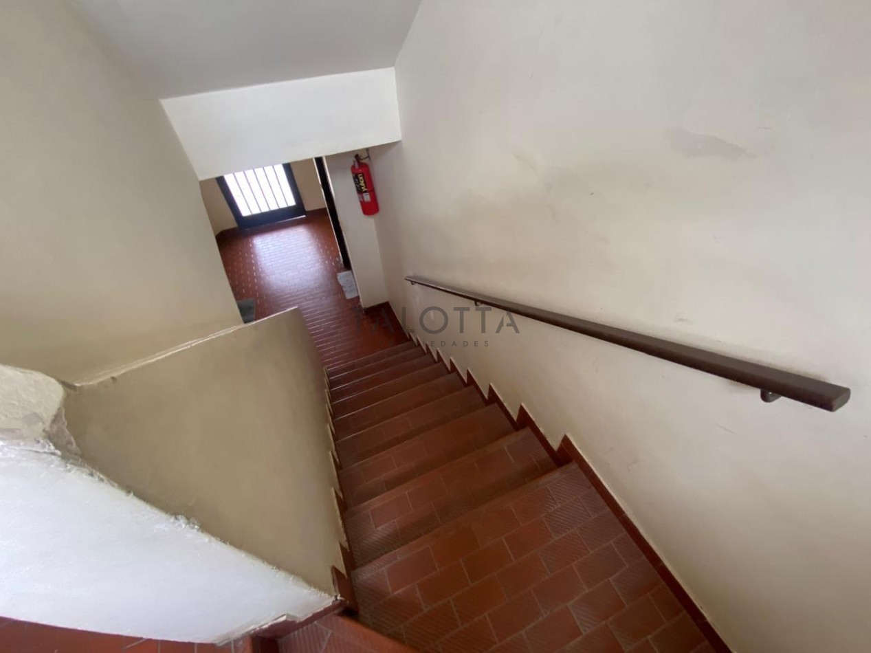DEPARTAMENTO 4 Ambientes al frente con balcon frances y cochera descubierta 