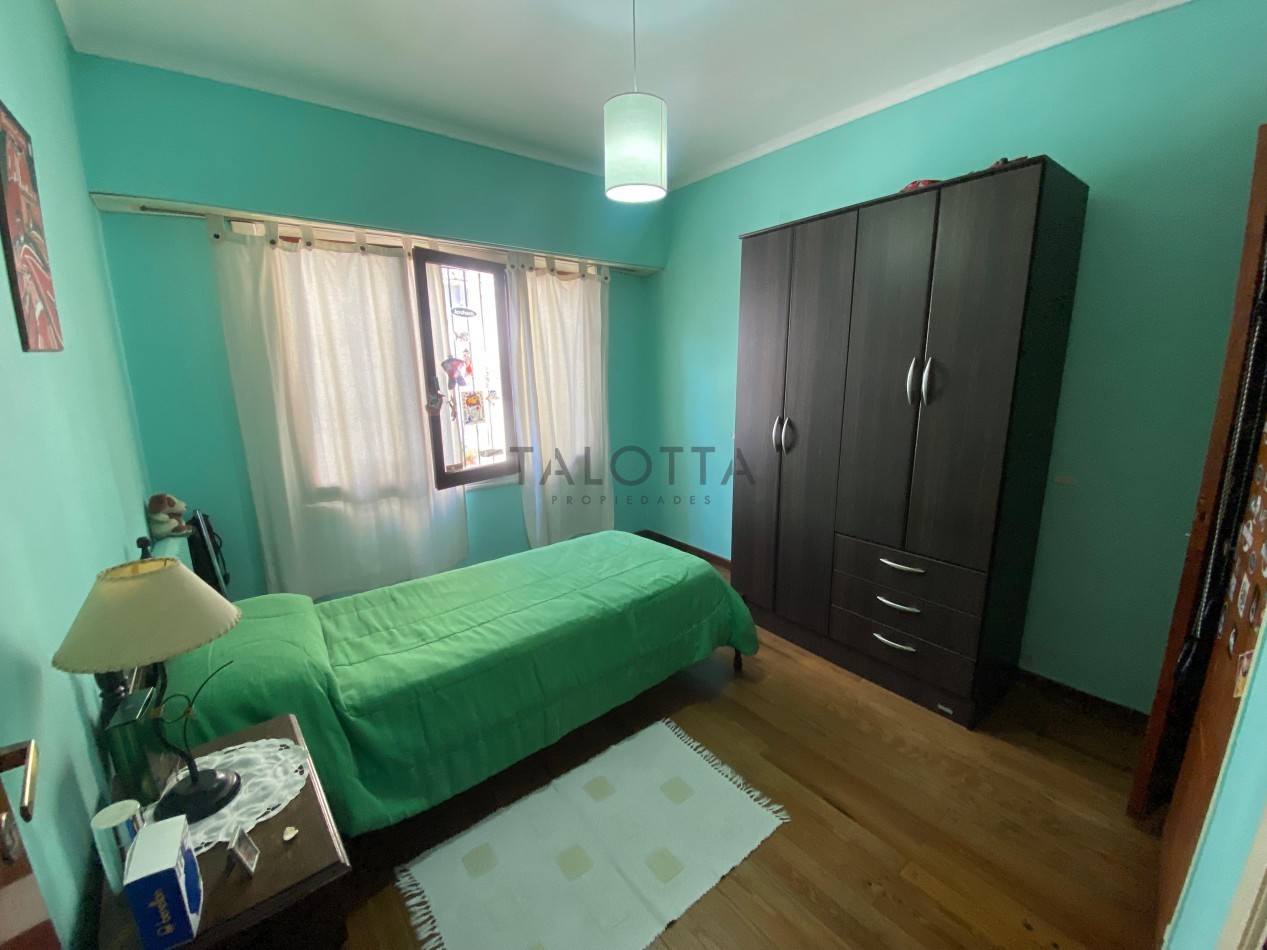 Casa 4 ambientes reciclada con quincho + Galpon y departamento 