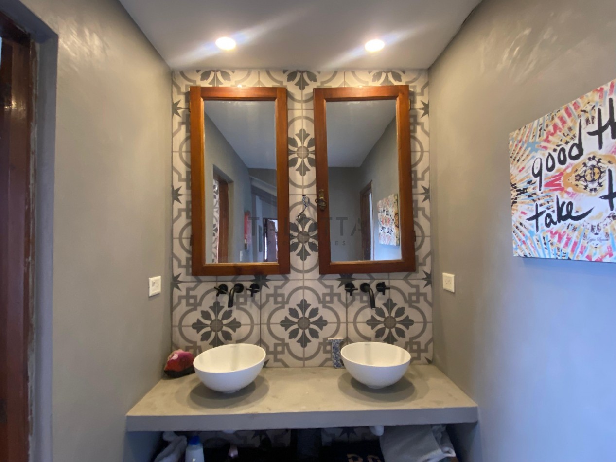 Casa 4 ambientes con parque en Alfar  