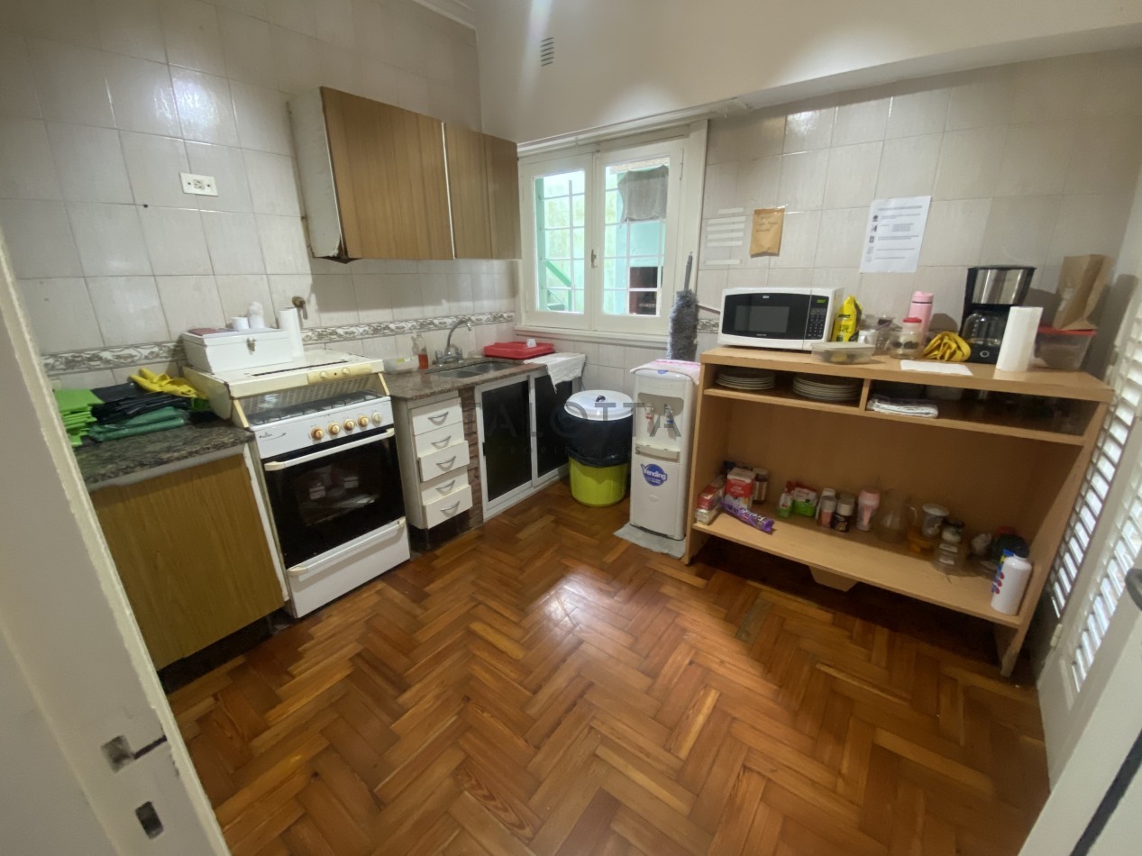 Casa 5 ambientes con gran parque barrio Santa Cecilia a una cuadra de la costa 