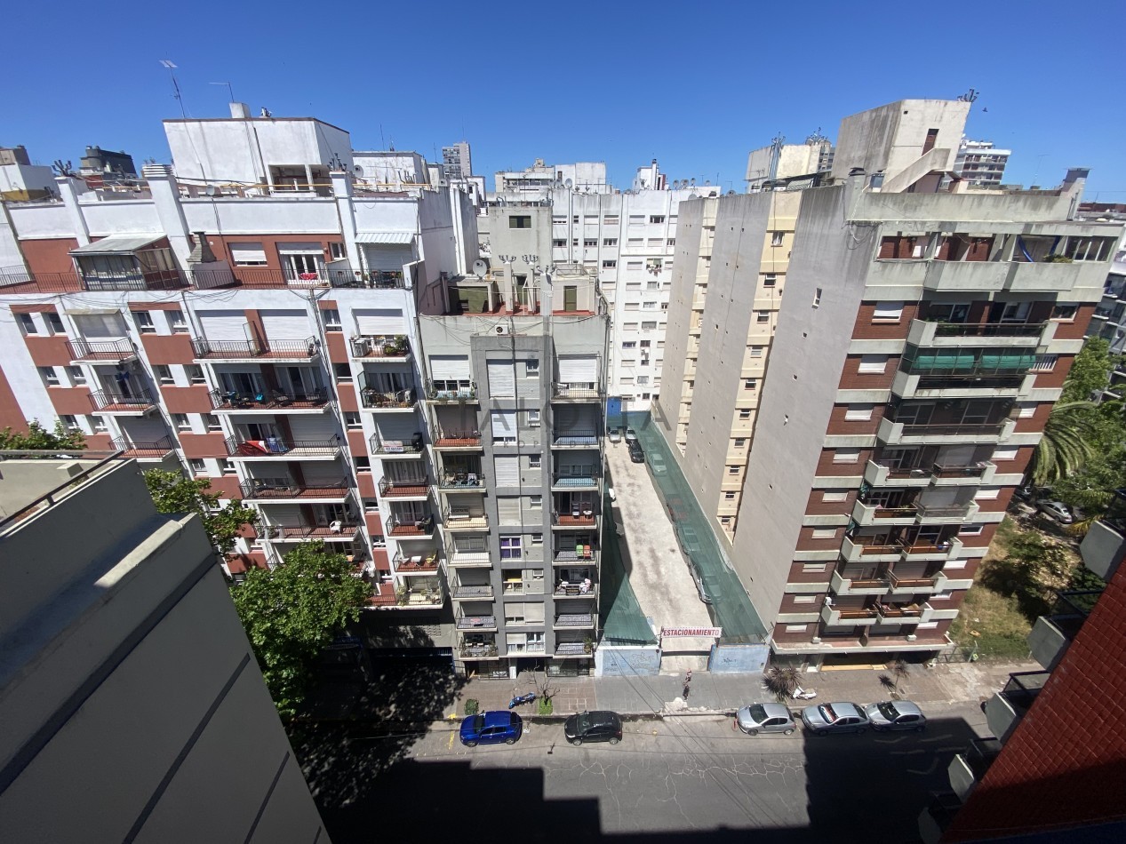 Departamento 2 ambientes con dependencia al frente con balcon frances 