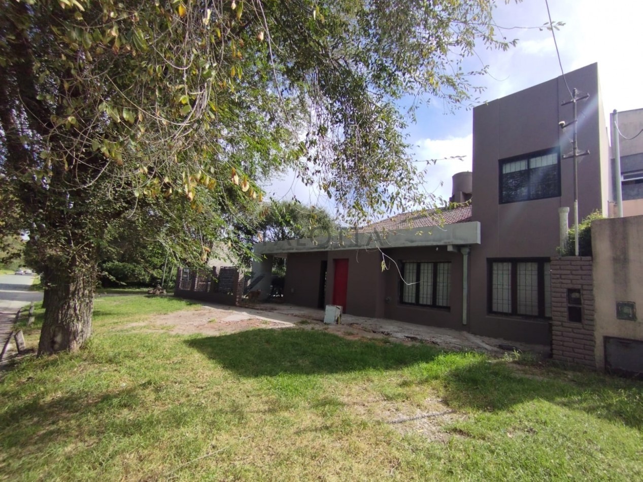 Casa 4 ambientes con parque en Alfar  