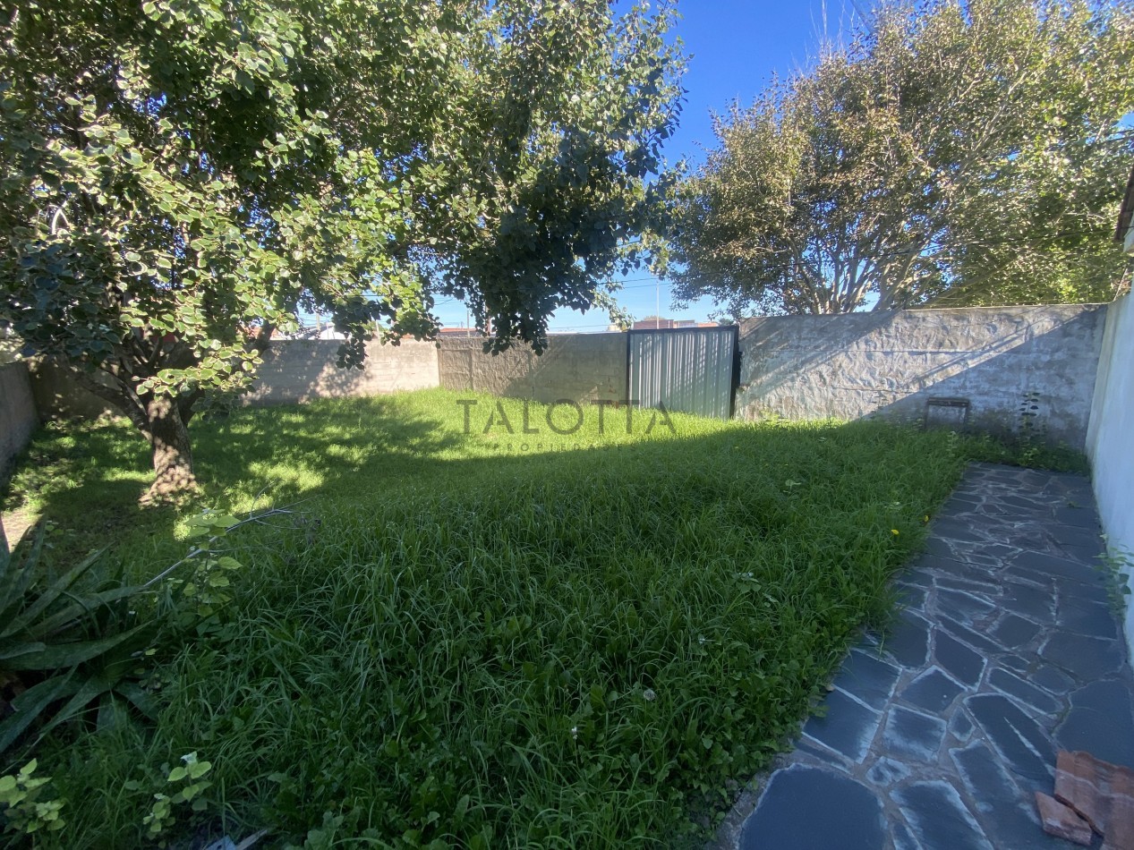 Casa 3 ambientes con parque 