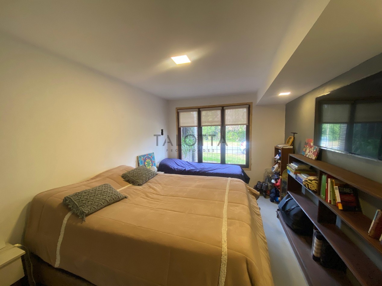 Casa 4 ambientes con parque en Alfar  